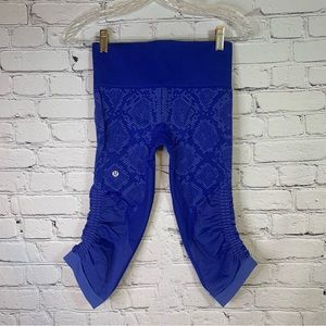 LuLulemon Blue Snakeskin Pattern Ruched Sides Capri Cropped Leggings